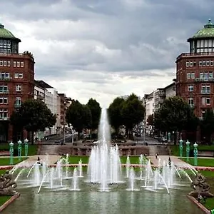 Apartment 1a 3 Comfortable Room, Private Calm Apartment, Next To Center, Inclusive Private Car Park, Full Equipped Kitchen, 100mbps Wifi, One Minute To Tram Station, Smart Tv, Etc! Whatsapp Support, No Additional Costs! City Airport Mannheim